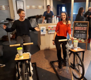 mensen die op een shakefiets fietsen voor een eigen smoothie.